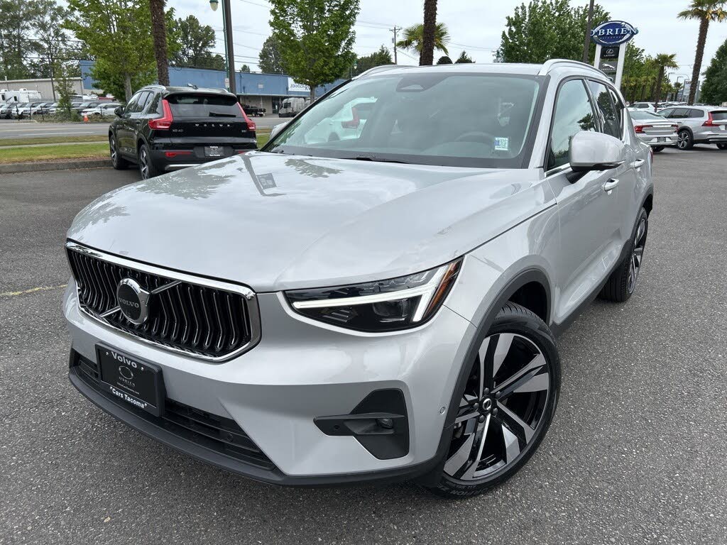 2025 Volvo XC40 B5 Ultra Bright Theme AWD