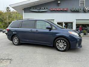 Toyota Sienna XLE 7-Passenger FWD with Auto-Access Seat