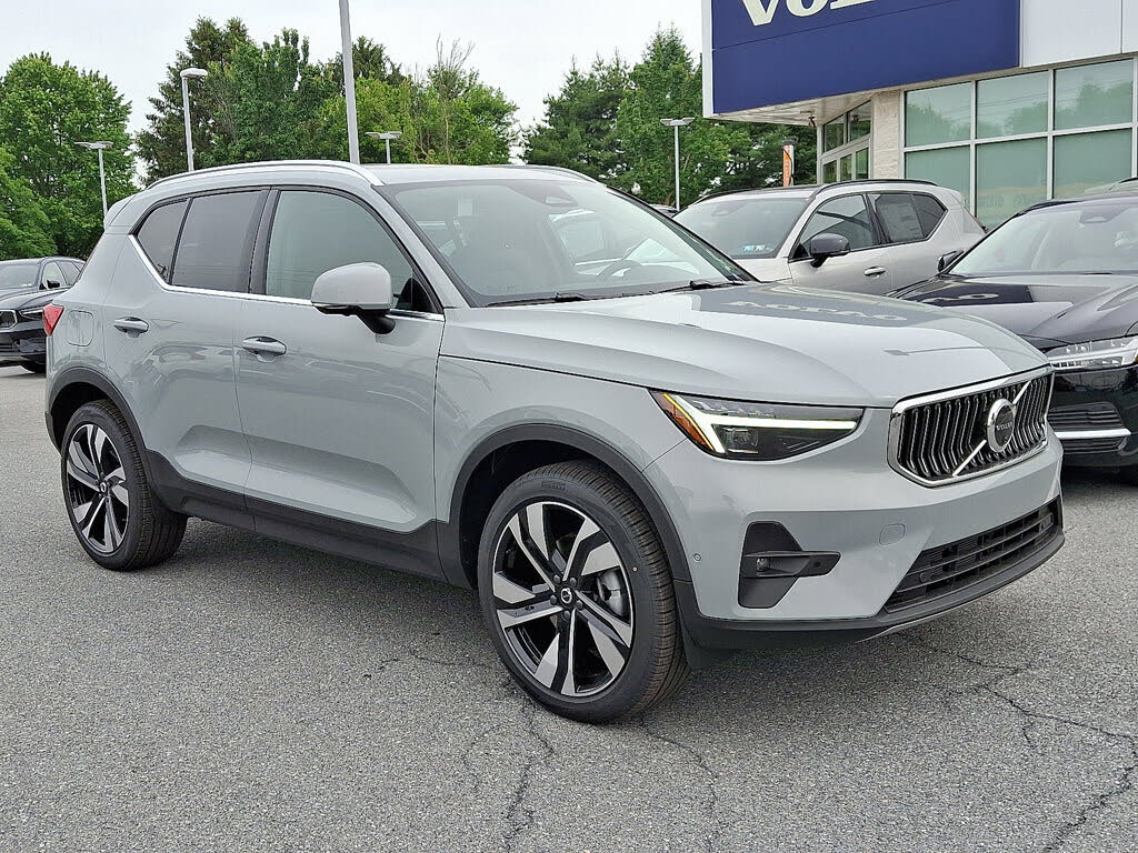 2025 Volvo XC40 B5 Ultra Bright Theme AWD