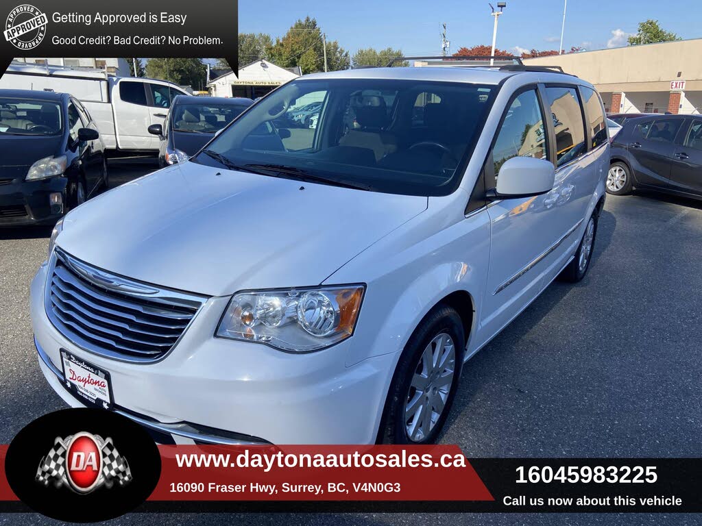 2016 Chrysler Town & Country Touring FWD