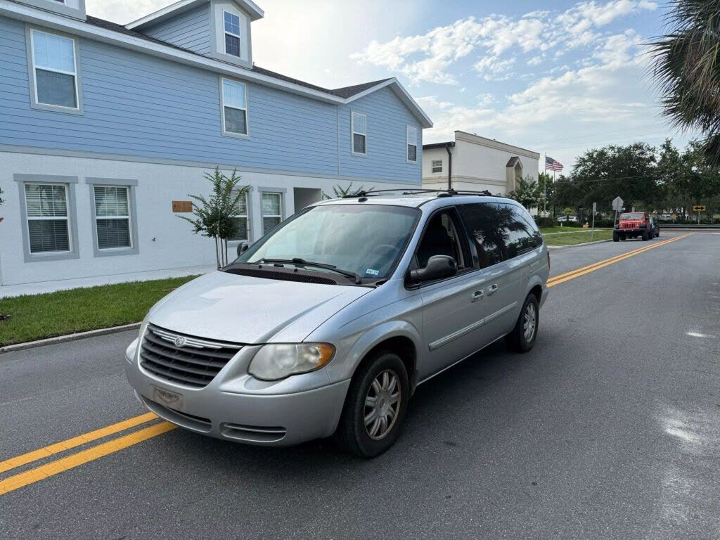 2005 Chrysler Town & Country Touring FWD