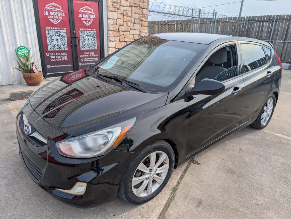 2012 Hyundai Accent SE 4-Door Hatchback FWD