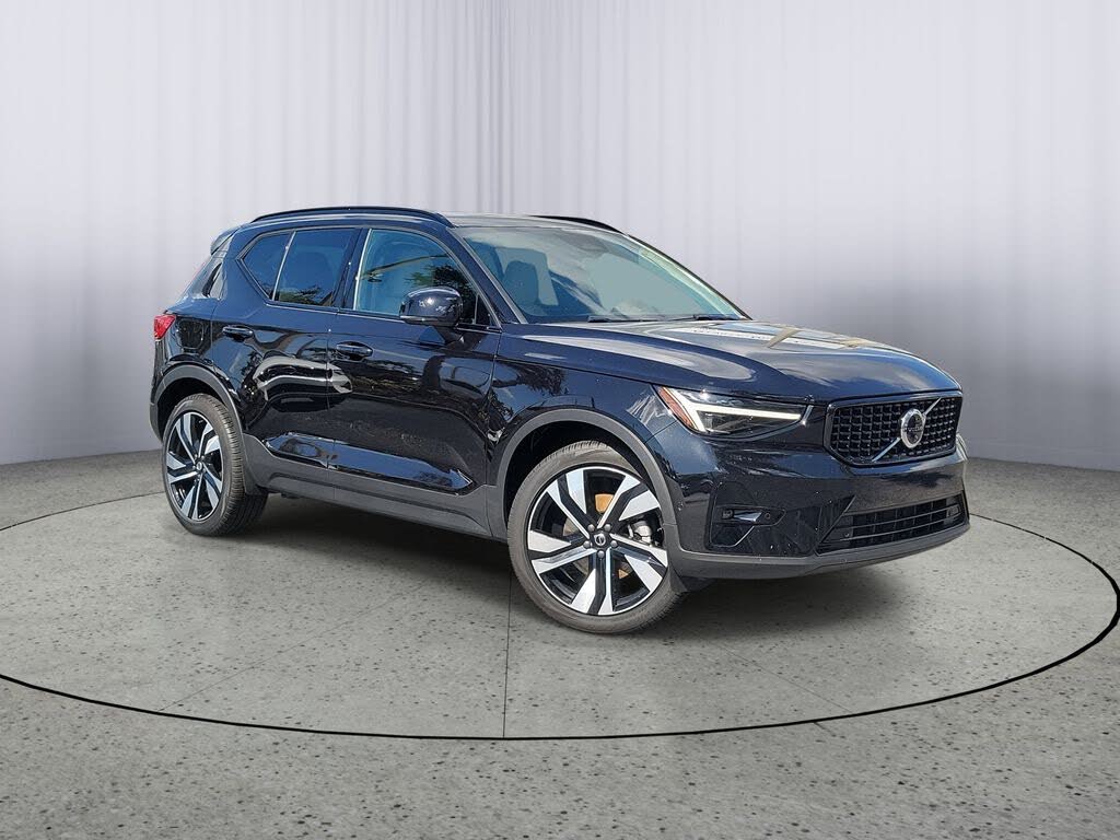 2025 Volvo XC40 B5 Ultra Dark Theme AWD