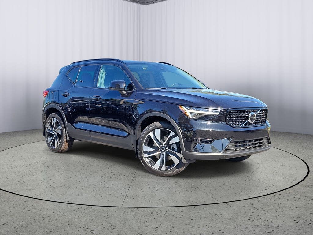 2025 Volvo XC40 B5 Ultra Dark Theme AWD