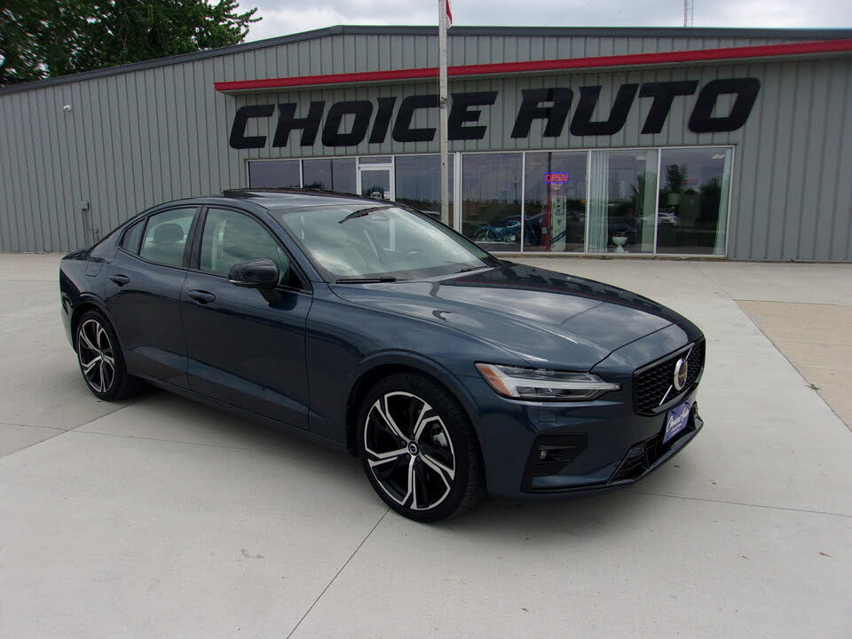 2024 Volvo S60 B5 Plus Dark Theme FWD