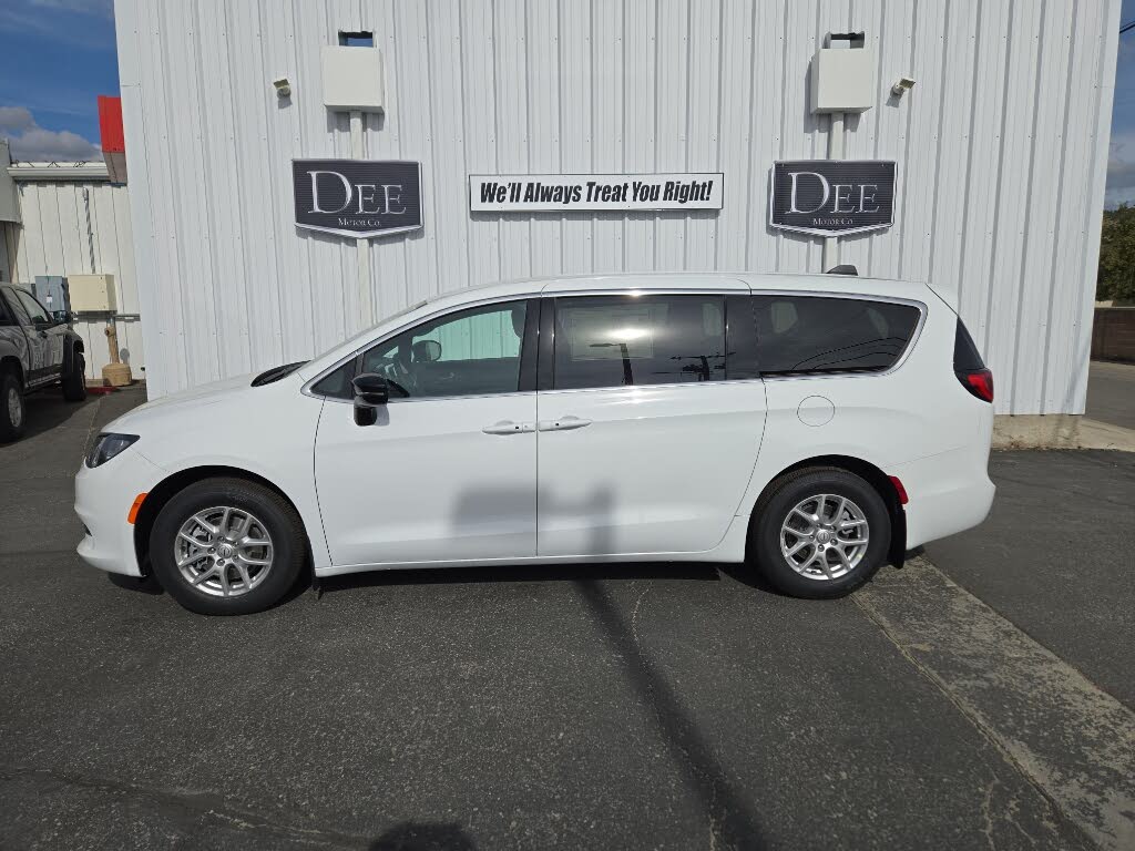 2025 Chrysler Voyager LX FWD