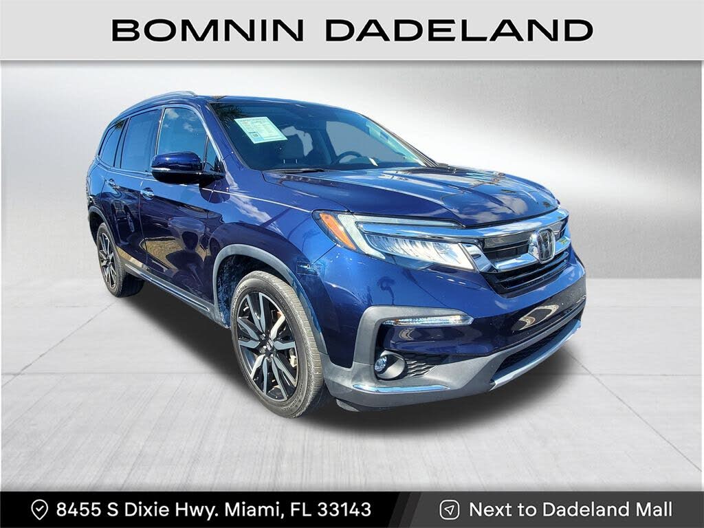 2022 Honda Pilot Touring FWD with Rear Captain's Chairs