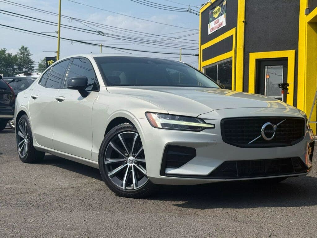 2022 Volvo S60 B5 Momentum AWD