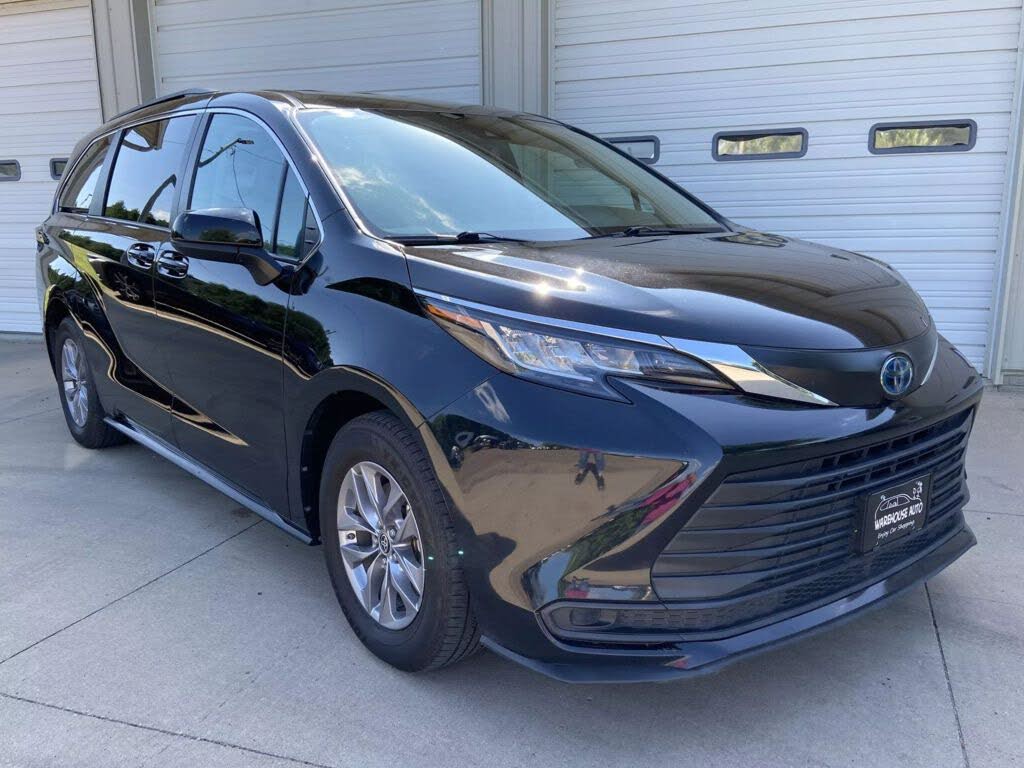 2022 Toyota Sienna LE 8-Passenger AWD