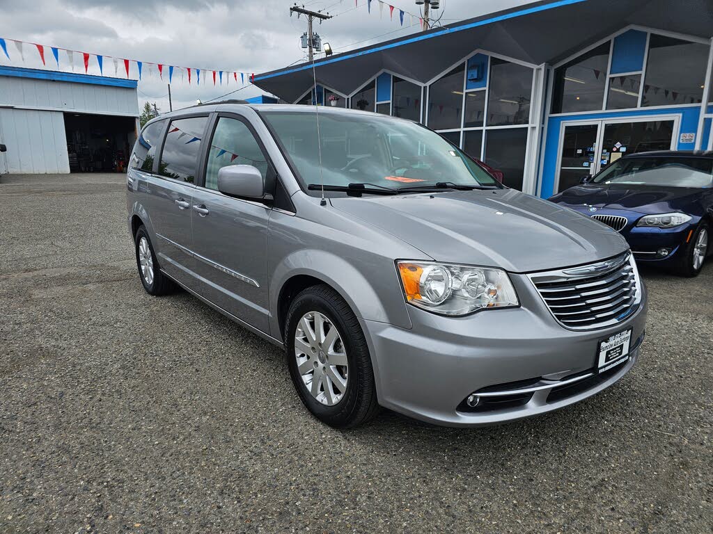 2016 Chrysler Town & Country Touring FWD