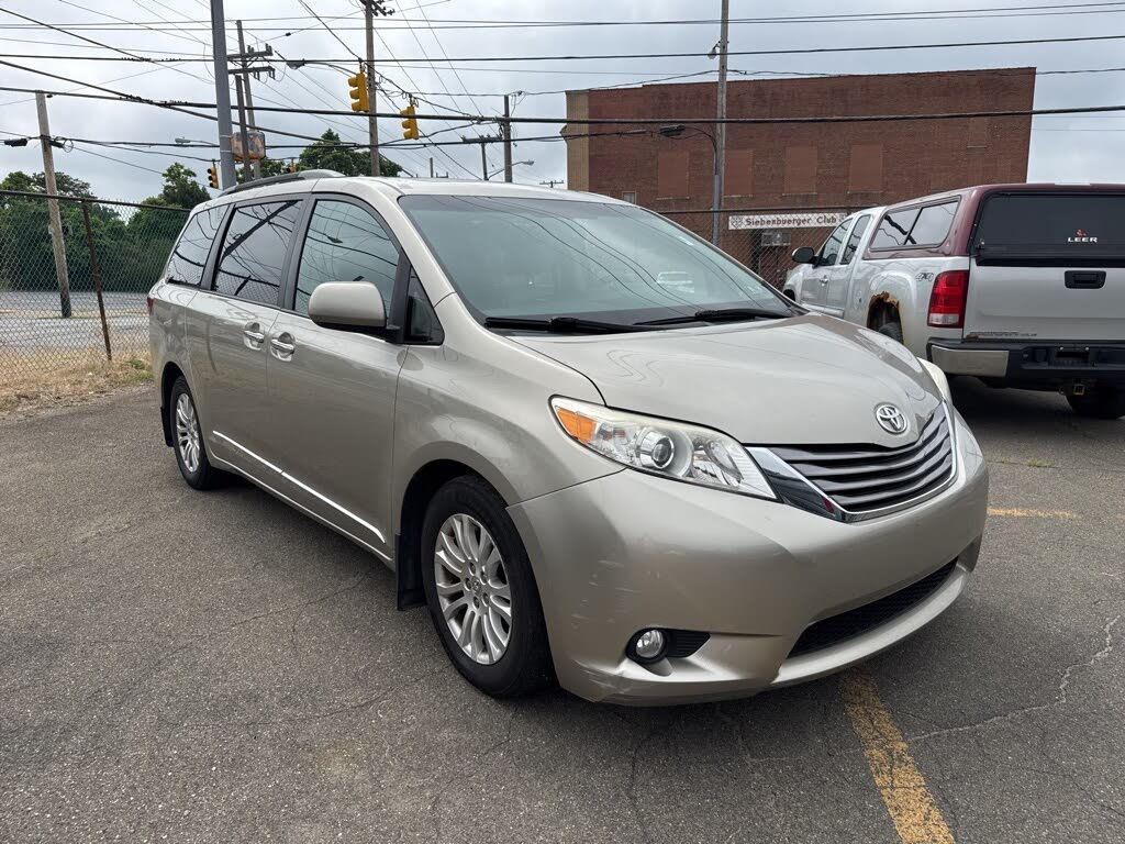 2015 Toyota Sienna XLE 7-Passenger Auto Access Seat