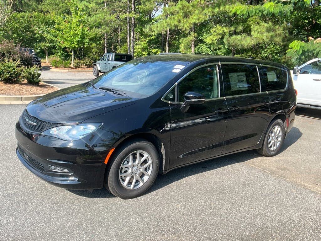 2025 Chrysler Voyager LX FWD