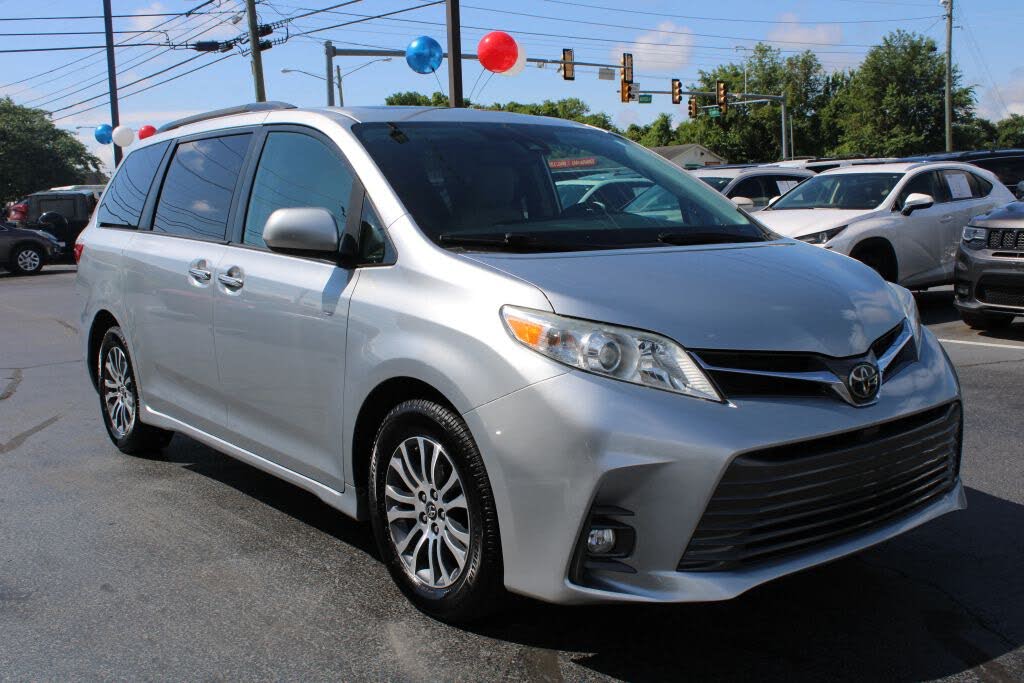 2020 Toyota Sienna XLE 7-Passenger FWD with Auto-Access Seat