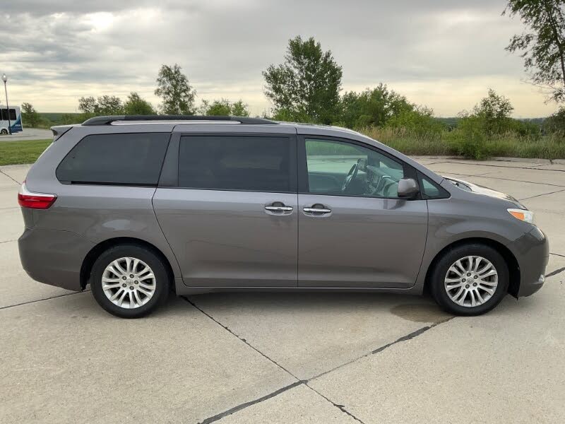 2015 Toyota Sienna XLE 7-Passenger Auto Access Seat