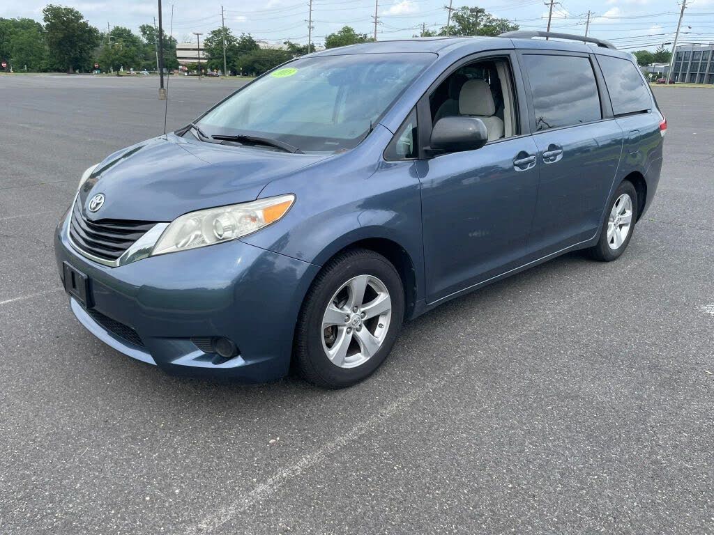 2013 Toyota Sienna LE 7-Passenger