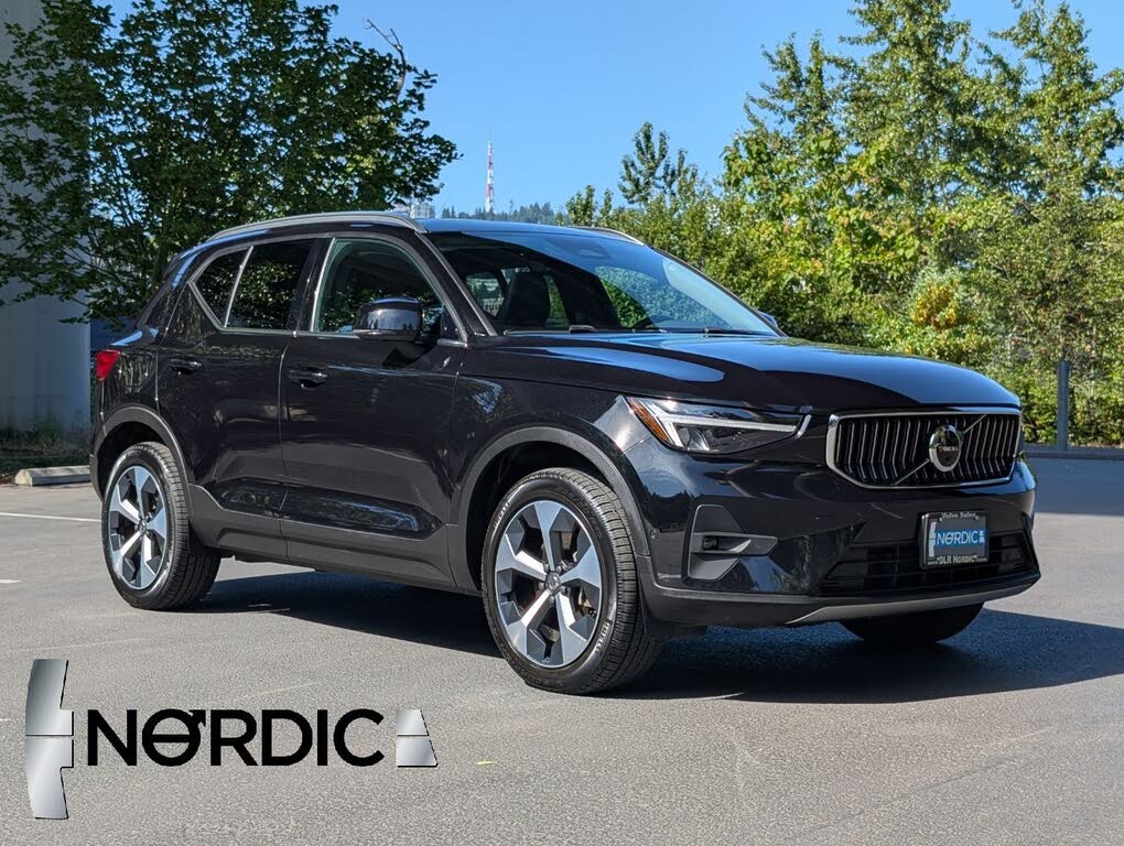 2025 Volvo XC40 B5 Plus Bright Theme AWD