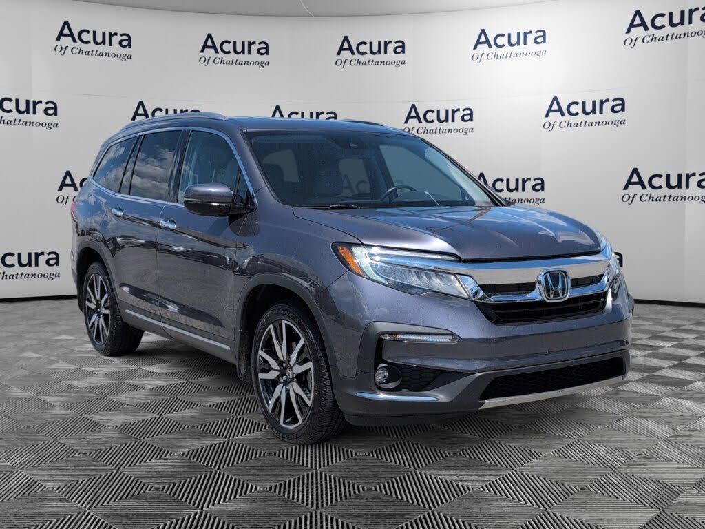 2022 Honda Pilot Touring FWD with Rear Captain's Chairs