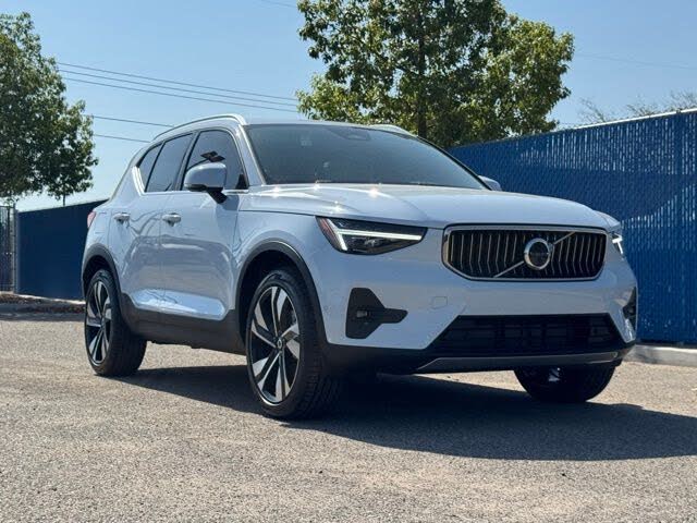 2025 Volvo XC40 B5 Ultra Bright Theme AWD