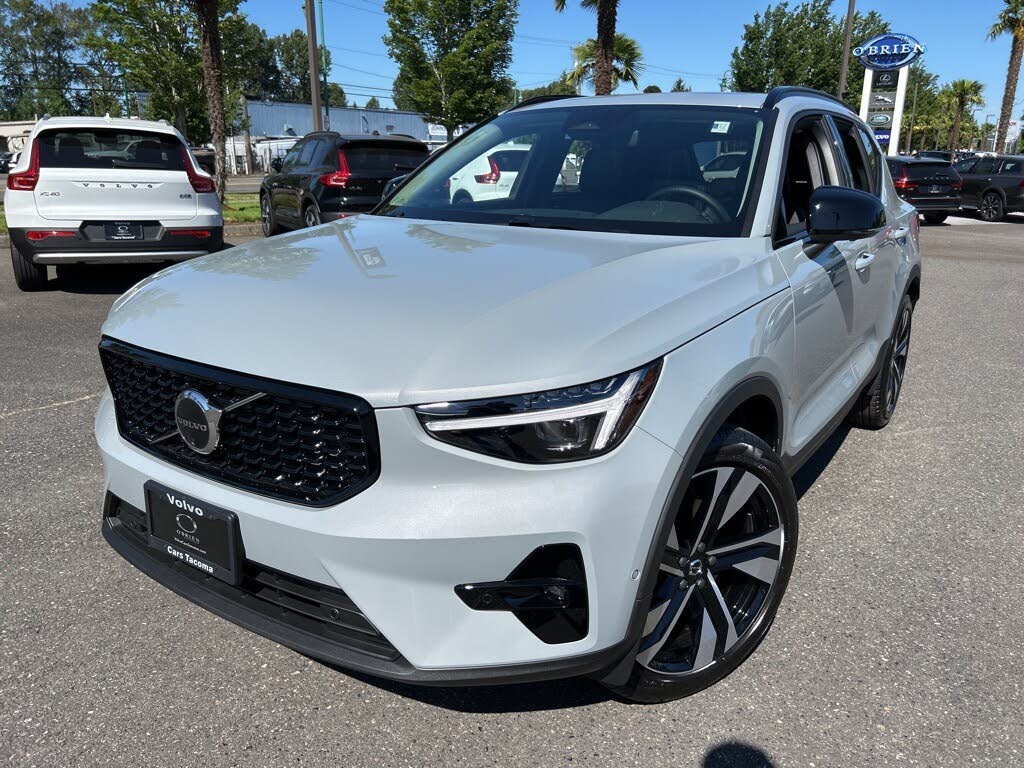 2025 Volvo XC40 B5 Ultra Dark Theme AWD