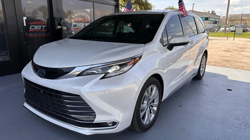 2022 Toyota Sienna Platinum 7-Passenger FWD