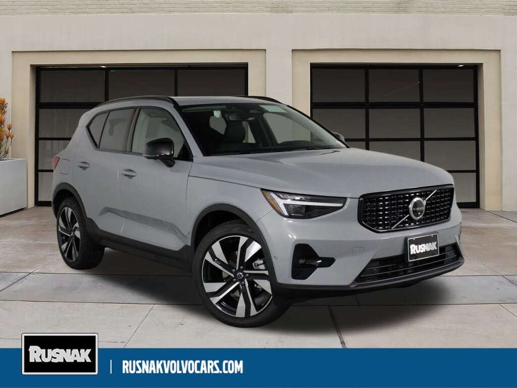 2025 Volvo XC40 B5 Plus Dark Theme AWD