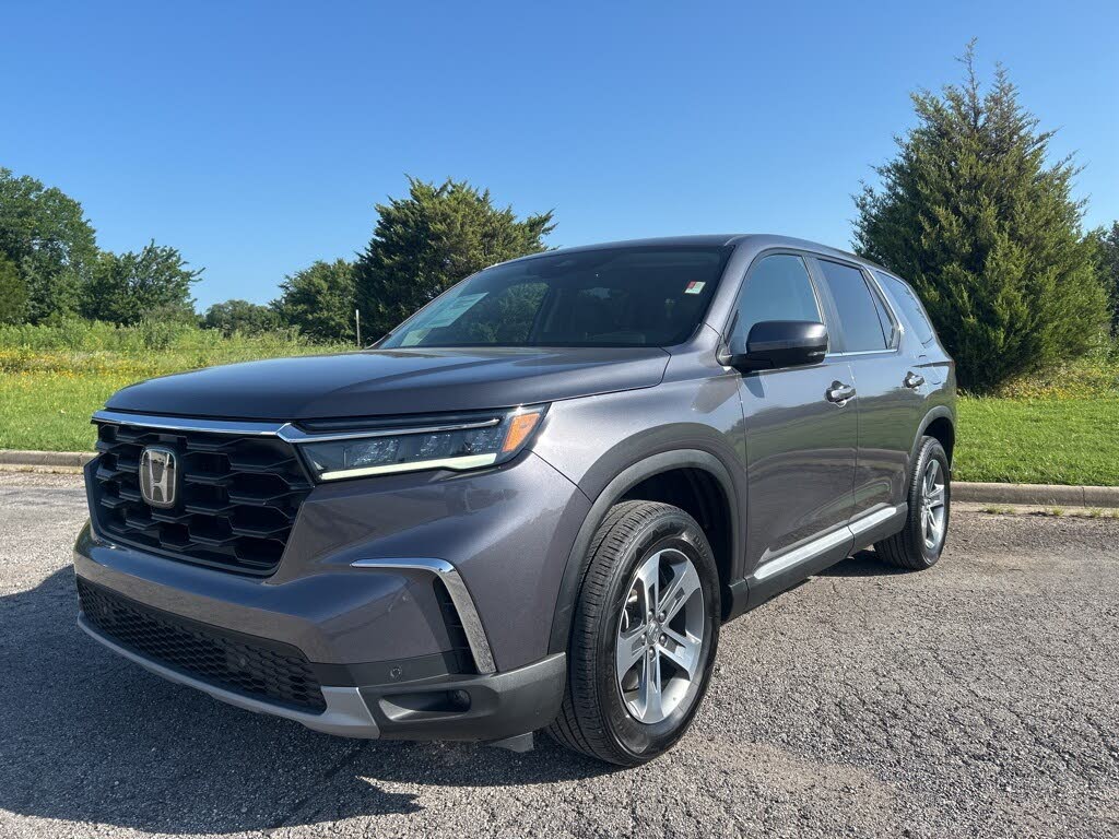 2024 Honda Pilot EX-L FWD with Captains Chairs