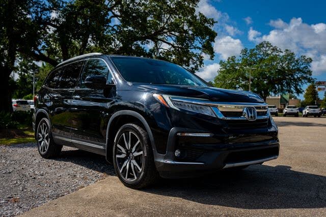 2020 Honda Pilot Touring FWD with Rear Captain's Chairs
