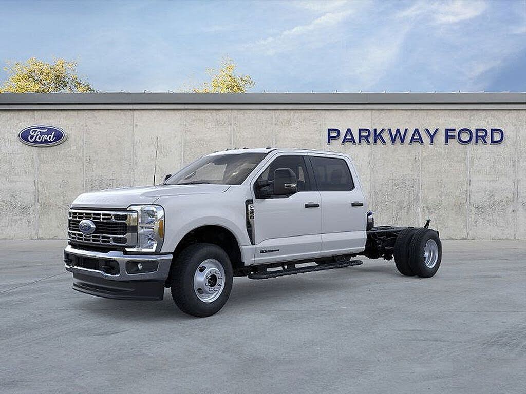 2025 Ford F-350 Super Duty Chassis XL Crew Cab 4WD