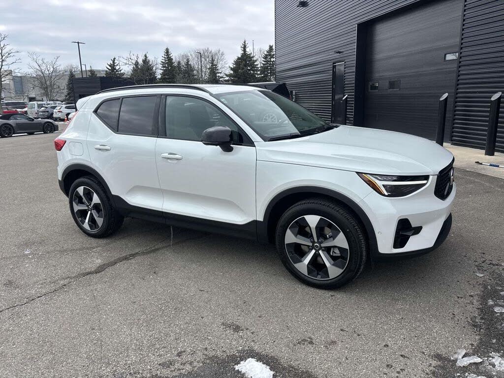 2025 Volvo XC40 B5 Plus Dark Theme AWD
