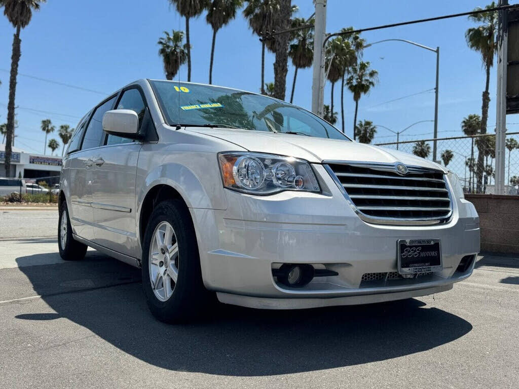 2010 Chrysler Town & Country Touring FWD