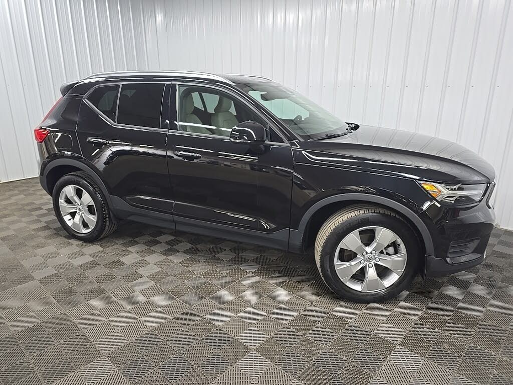 2022 Volvo XC40 T5 Momentum AWD