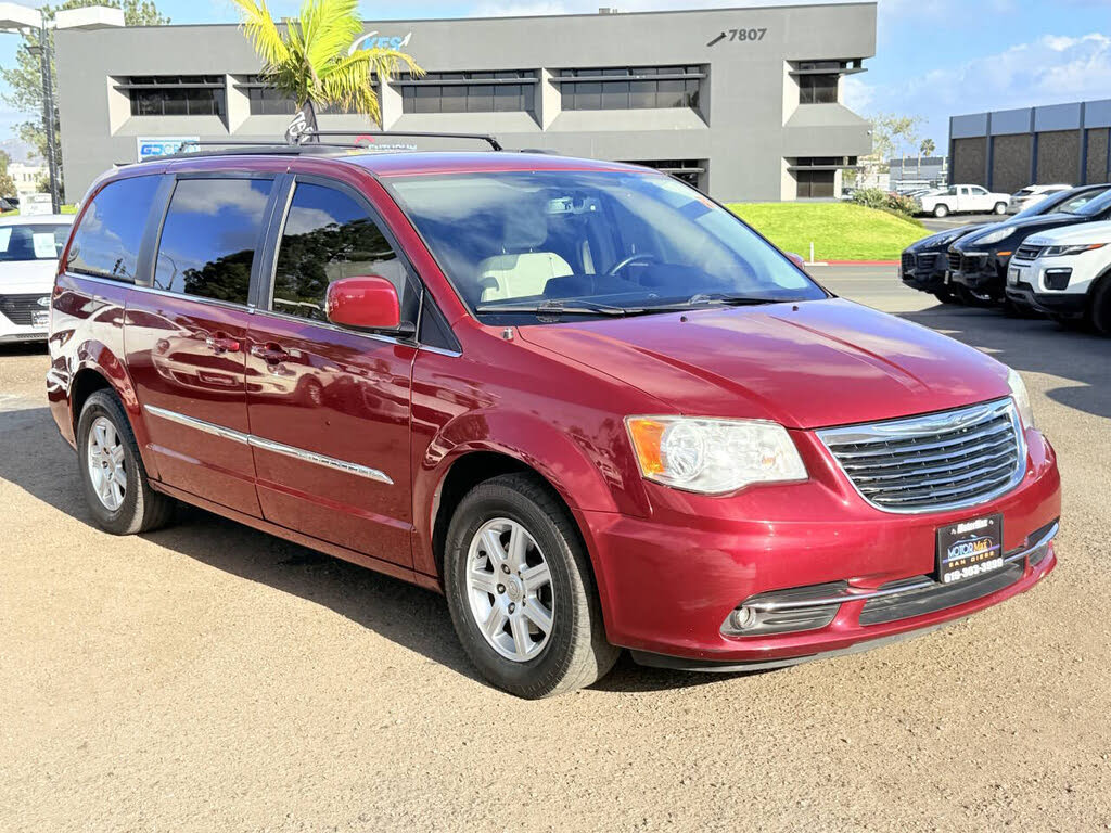 2012 Chrysler Town & Country Touring FWD