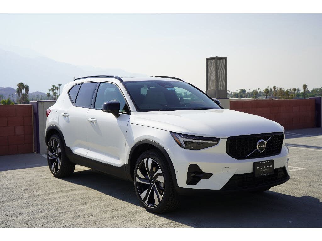 2025 Volvo XC40 B5 Ultra Dark Theme AWD