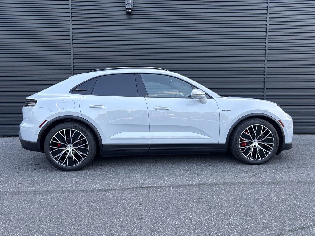 2025 Porsche Macan AWD