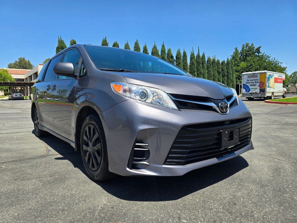 2019 Toyota Sienna LE 7-Passenger FWD with Auto-Access Seat