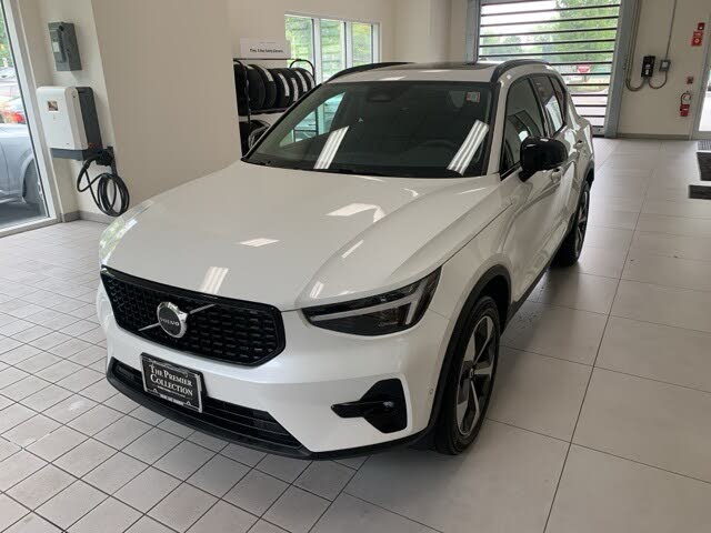 2025 Volvo XC40 B5 Plus Dark Theme AWD