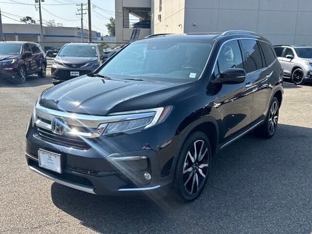 2022 Honda Pilot Touring AWD with Rear Captain's Chairs