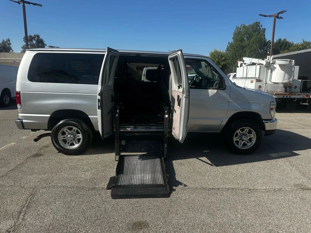 2011 Ford E-Series E-350 XLT Super Duty Passenger Van