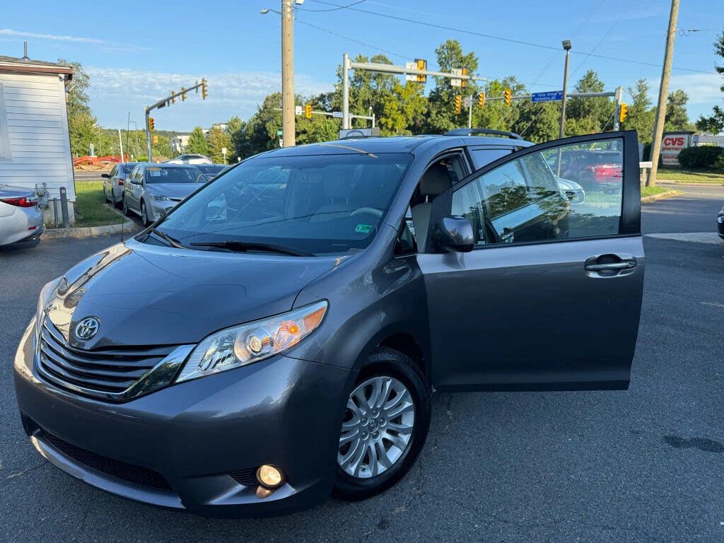 2014 Toyota Sienna XLE 7-Passenger Auto Access Seat