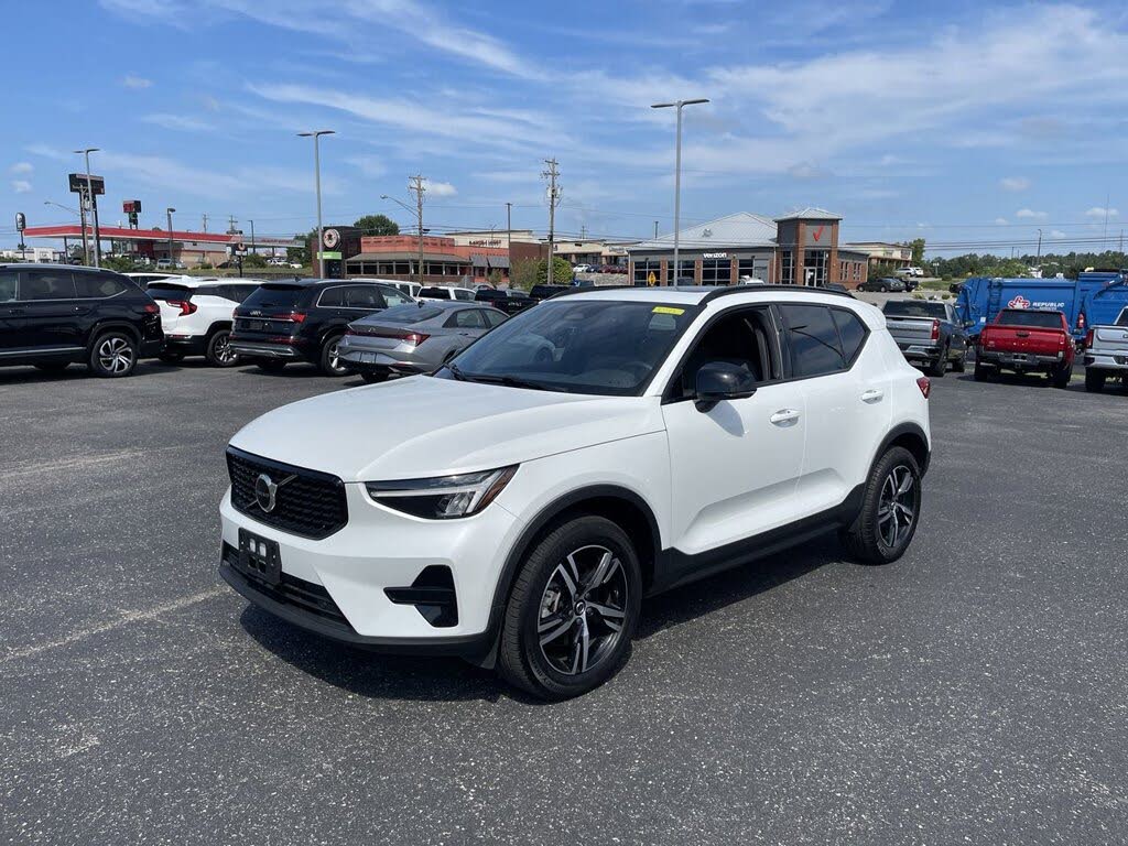 2024 Volvo XC40 B5 Core Bright Theme AWD