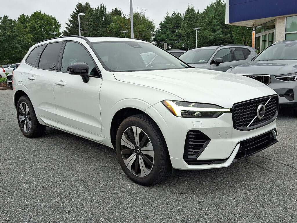 2025 Volvo XC60 Recharge T8 Core Dark Theme eAWD