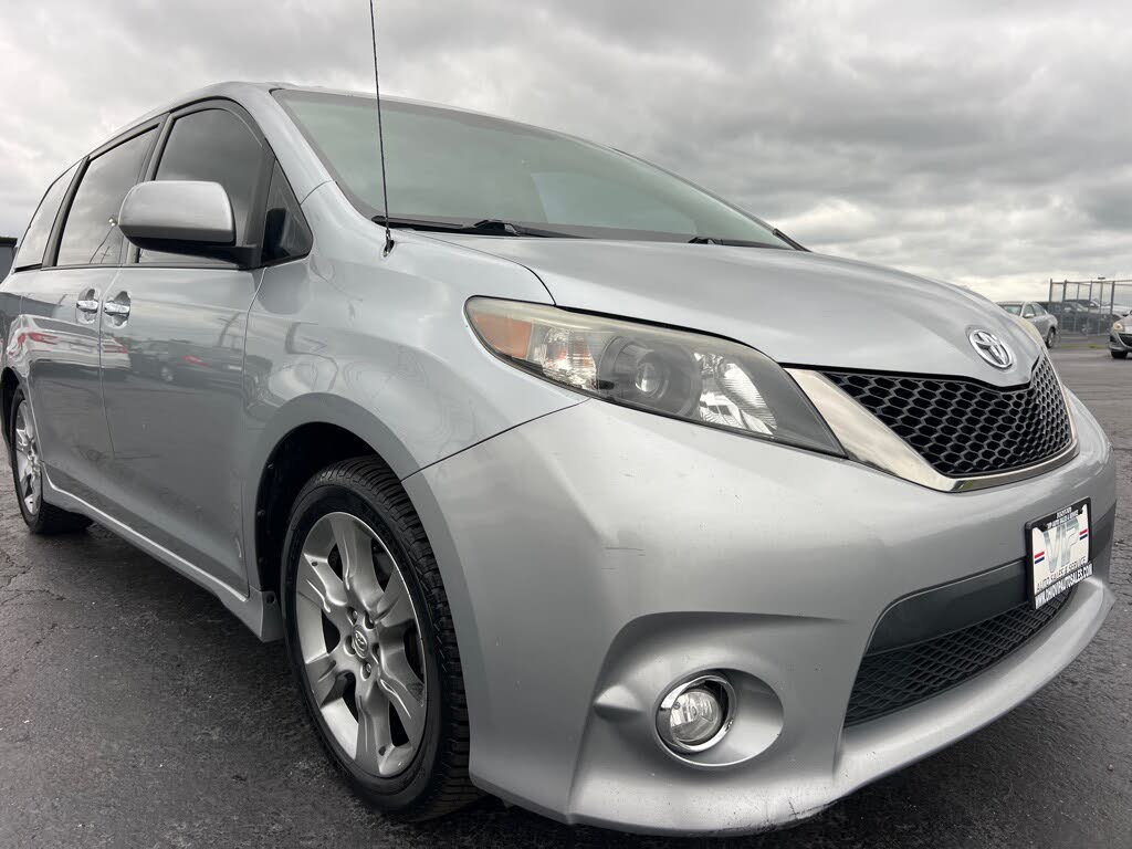 2013 Toyota Sienna SE 8-Passenger