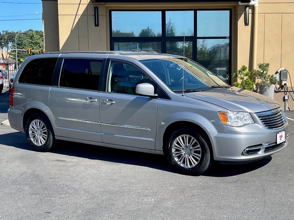 2016 Chrysler Town & Country Touring-L FWD