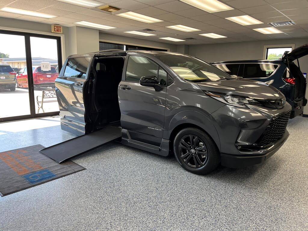 2025 Toyota Sienna XSE 7-Passenger AWD