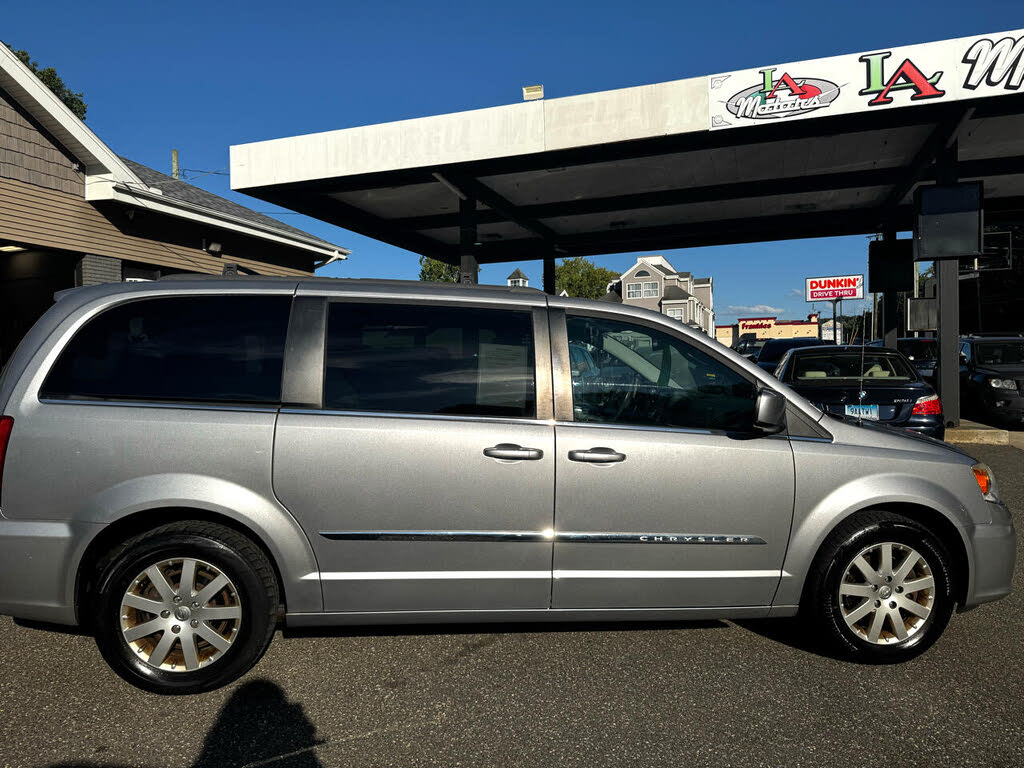 2013 Chrysler Town & Country Touring FWD