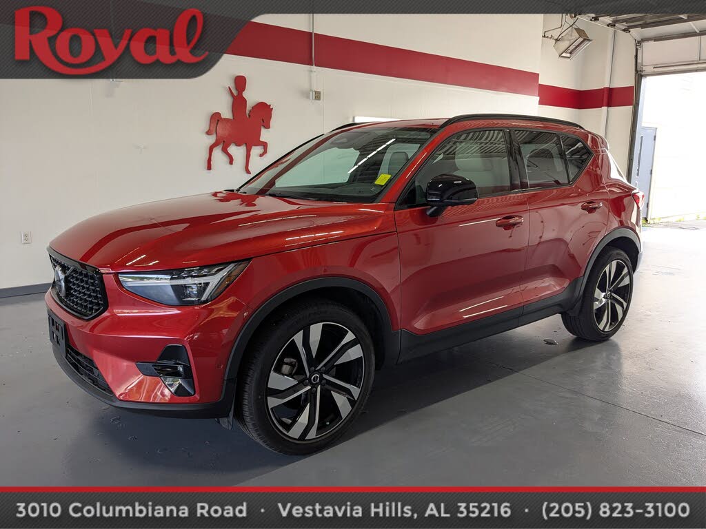 2024 Volvo XC40 B5 Plus Dark Theme AWD