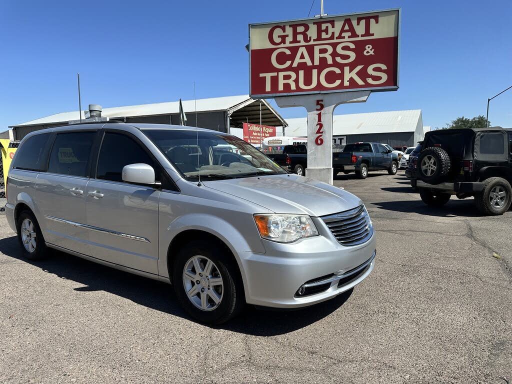 2011 Chrysler Town & Country Touring FWD