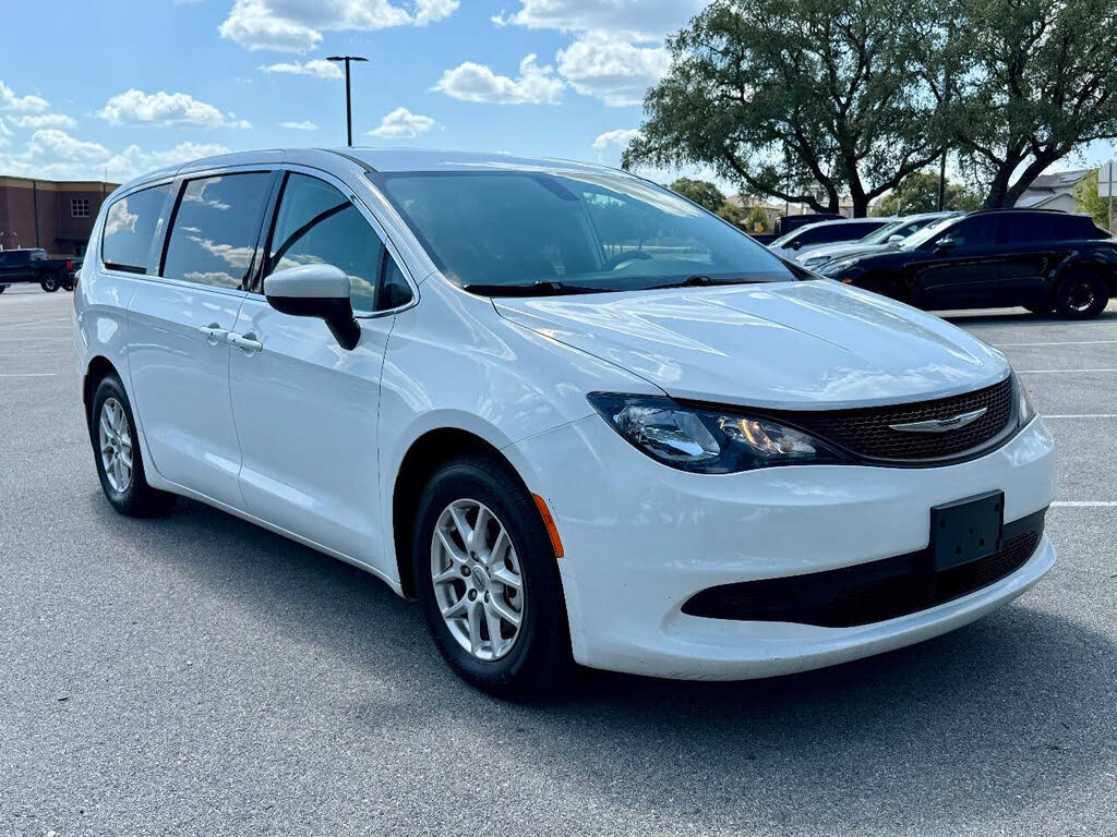 2022 Chrysler Voyager LX FWD