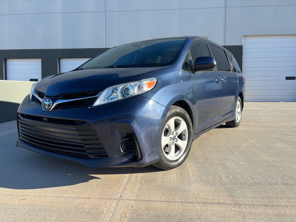 2018 Toyota Sienna LE 7-Passenger FWD with Auto-Access Seat