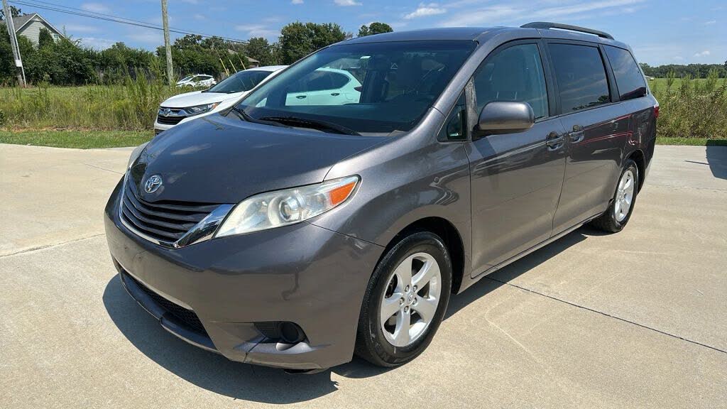 2017 Toyota Sienna LE 7-Passenger Auto Access Seat FWD